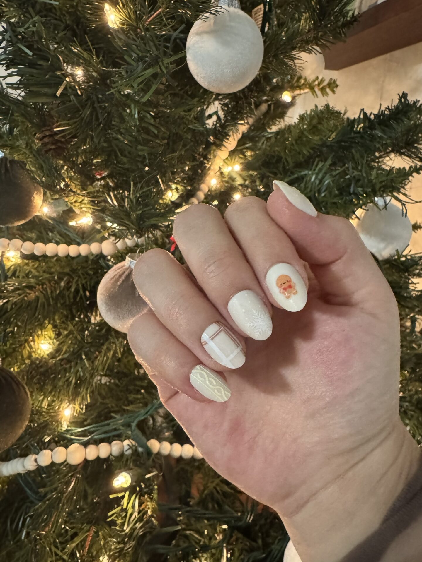 18 Cute and Festive Christmas Nail Design Ideas